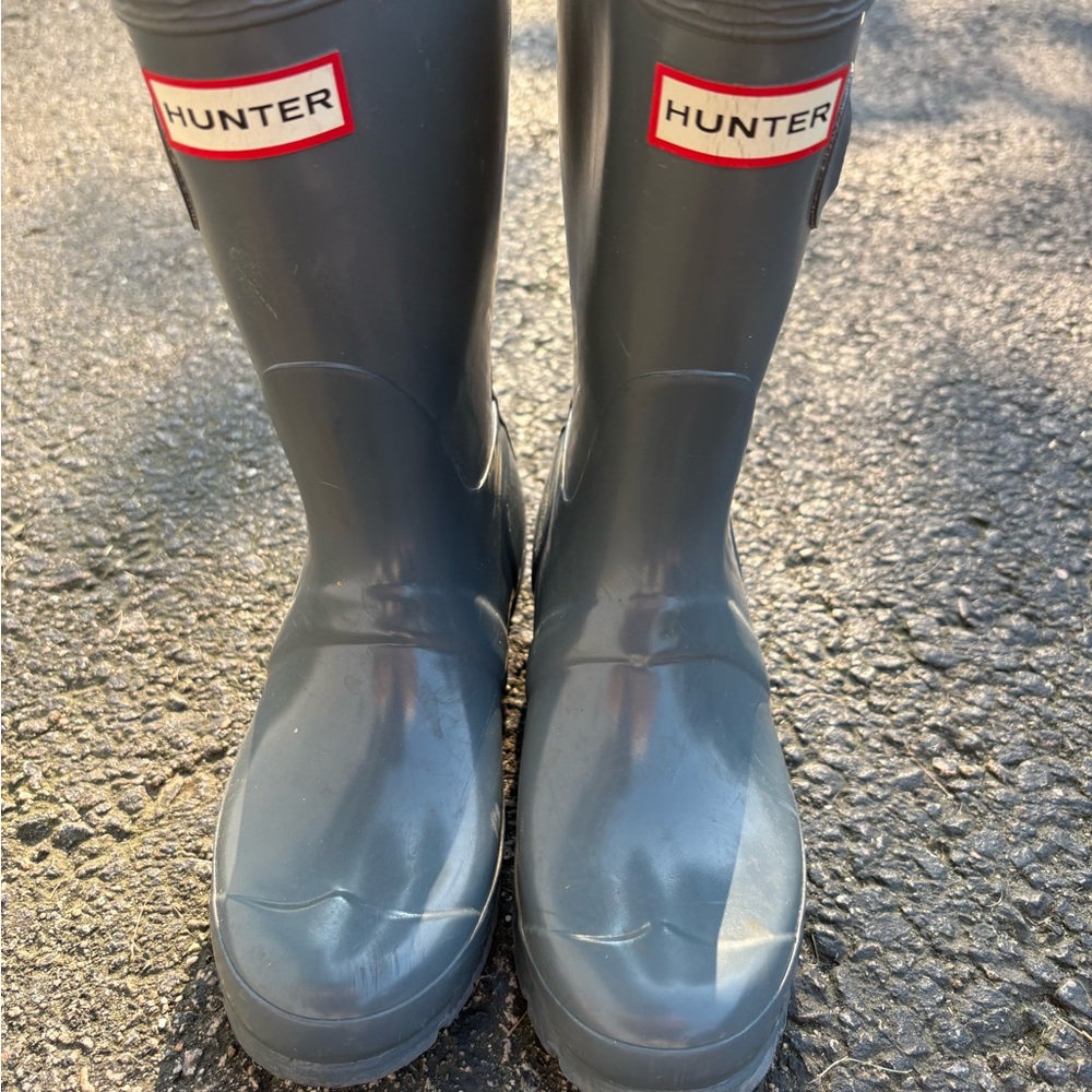 Hunter original tour short gloss waterproof rain boot. Size 5. Gray.